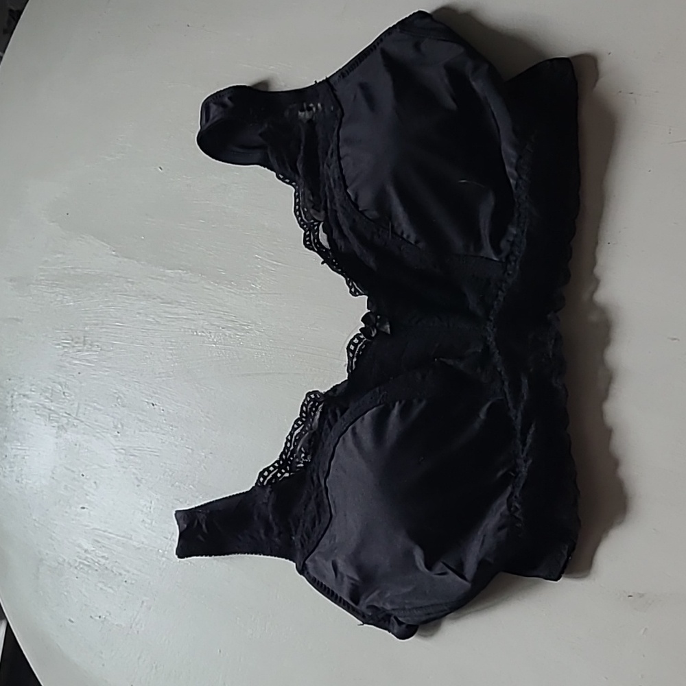 3X Rhonda Shear black laced bra.